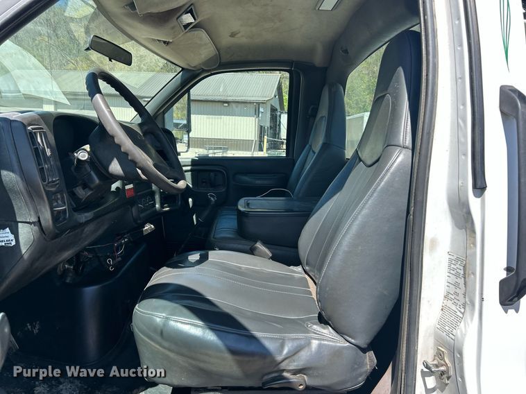 image for item EK2919 2006 Chevrolet C7500 utility / service truck