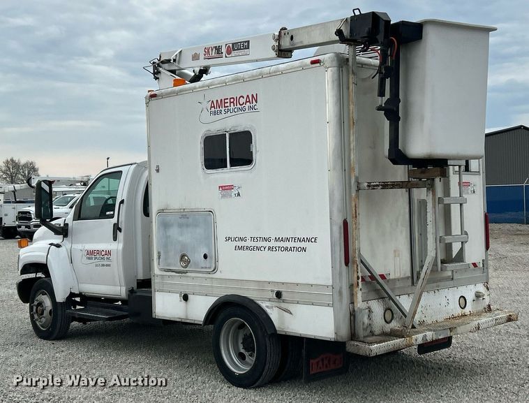 image for item EK2938 2006 GMC C5500 bucket truck