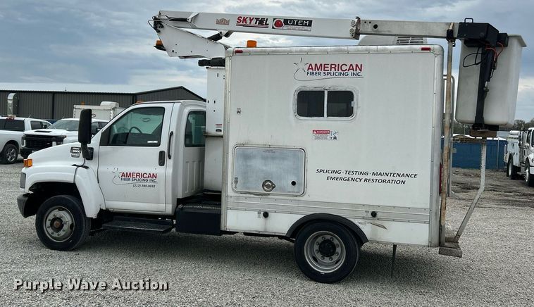 image for item EK2938 2006 GMC C5500 bucket truck