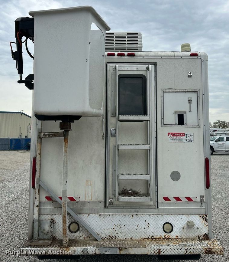 image for item EK2938 2006 GMC C5500 bucket truck