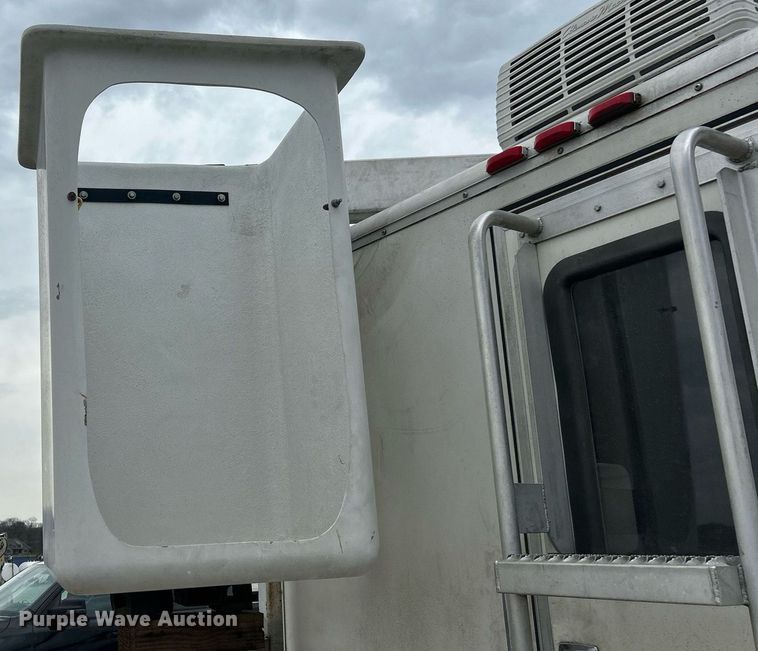 image for item EK2938 2006 GMC C5500 bucket truck