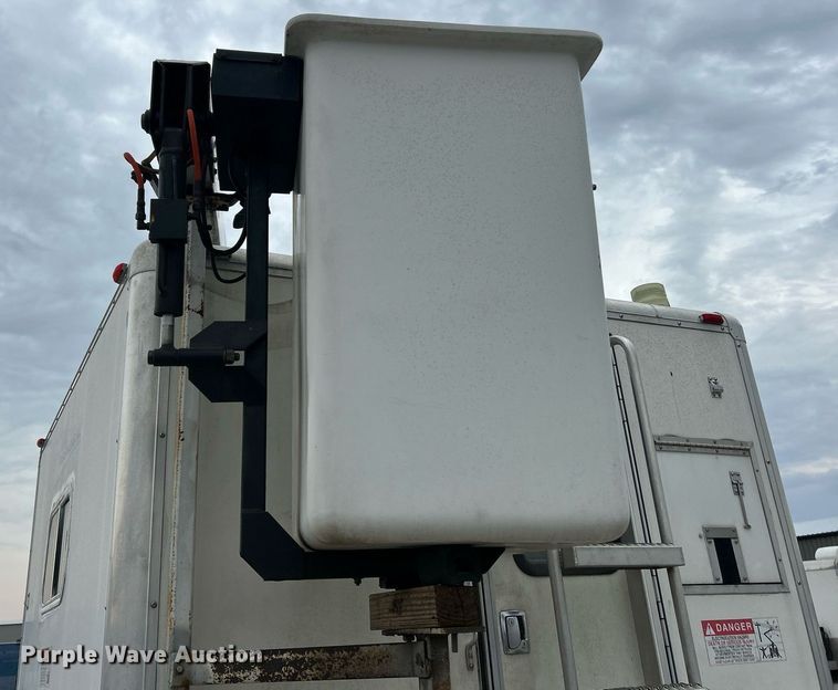 image for item EK2938 2006 GMC C5500 bucket truck