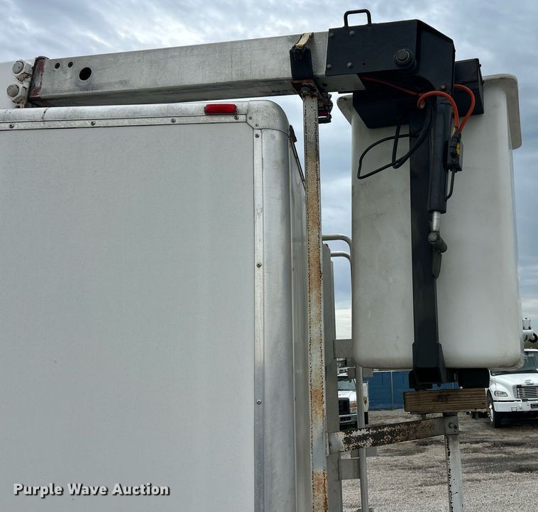 image for item EK2938 2006 GMC C5500 bucket truck