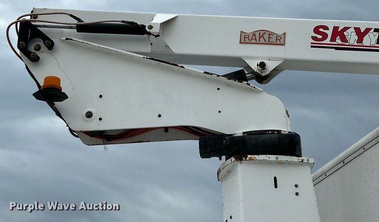 image for item EK2938 2006 GMC C5500 bucket truck