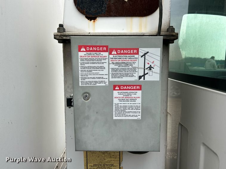 image for item EK2938 2006 GMC C5500 bucket truck