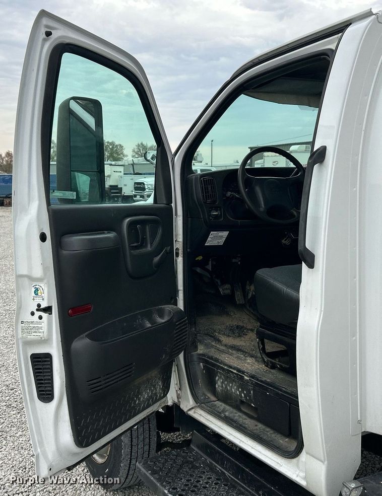 image for item EK2938 2006 GMC C5500 bucket truck
