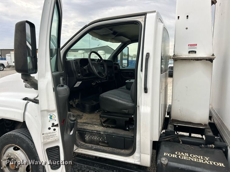 image for item EK2938 2006 GMC C5500 bucket truck