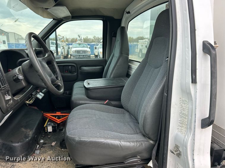 image for item EK2938 2006 GMC C5500 bucket truck