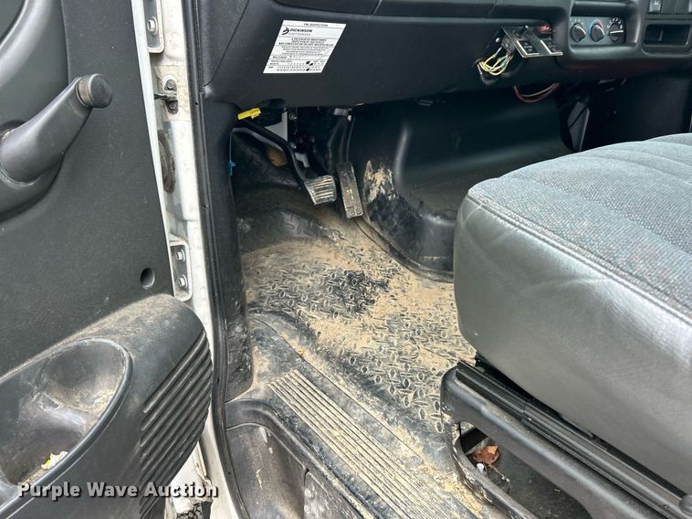 image for item EK2938 2006 GMC C5500 bucket truck