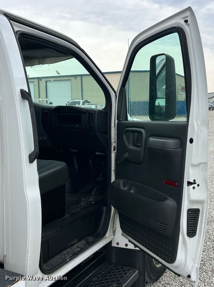 image for item EK2938 2006 GMC C5500 bucket truck
