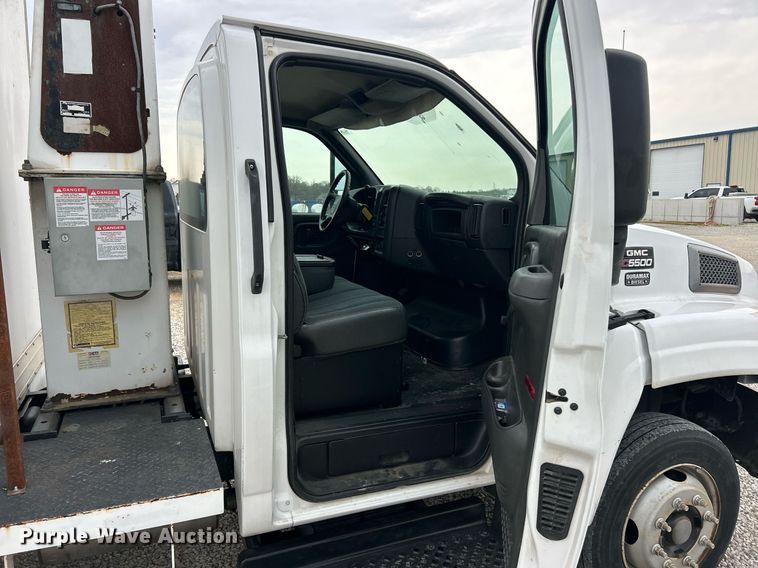 image for item EK2938 2006 GMC C5500 bucket truck