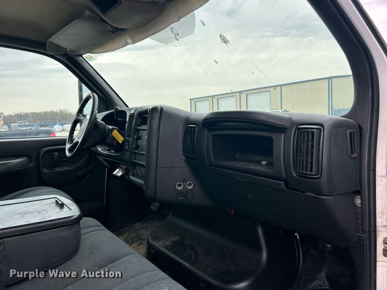 image for item EK2938 2006 GMC C5500 bucket truck