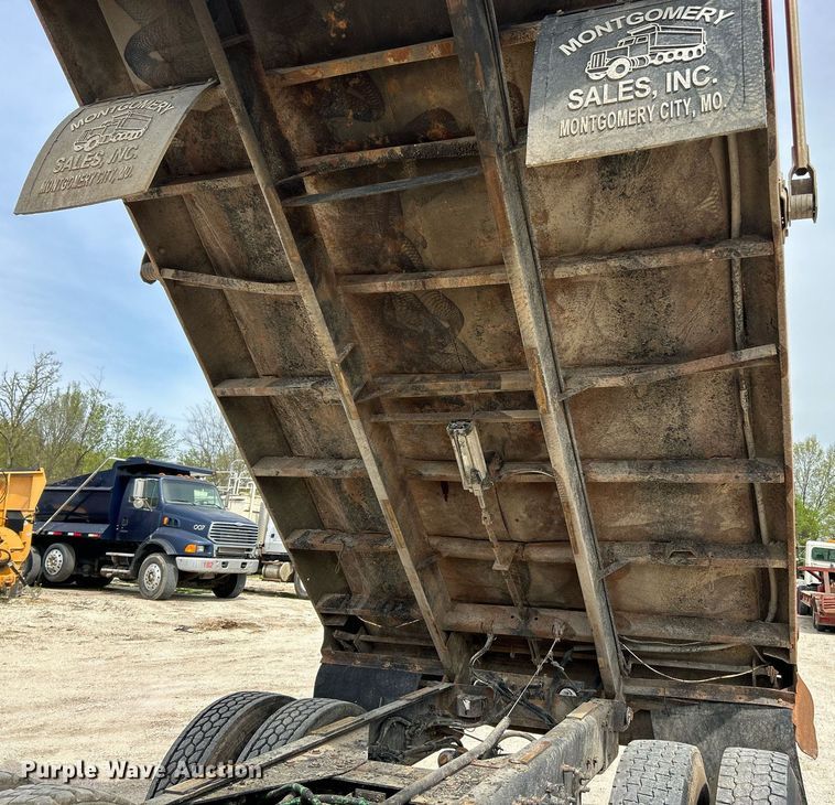 image for item EK2970 2003 Sterling L7500 dump truck