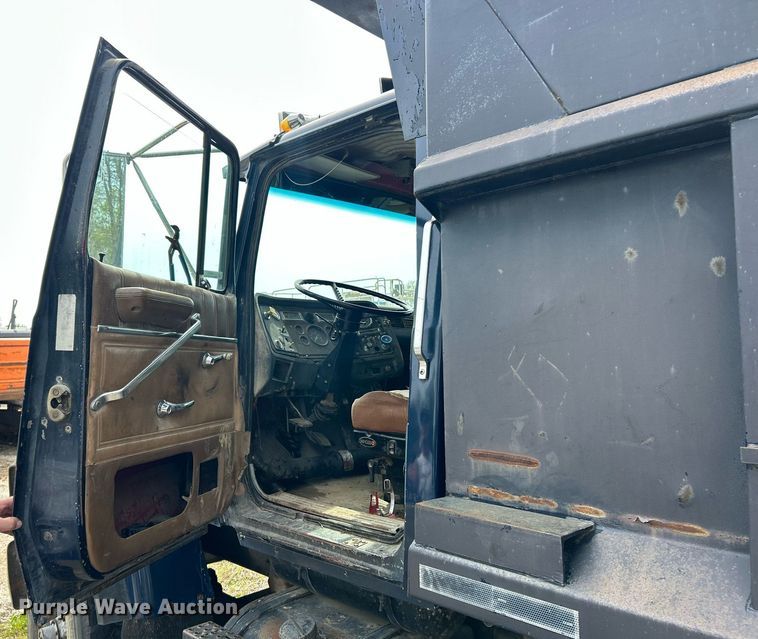 image for item EK2971 1993 Ford L8000 dump truck