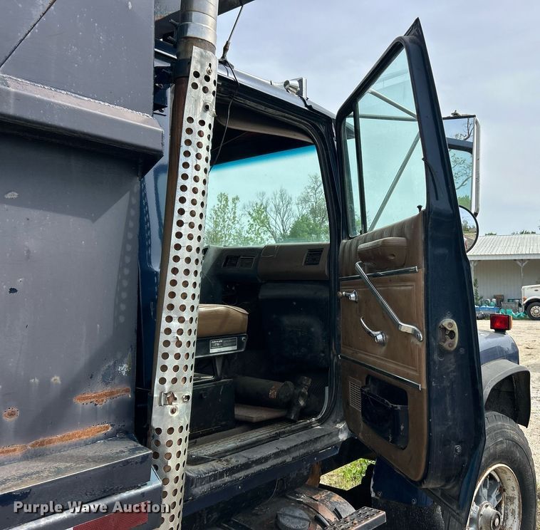 image for item EK2971 1993 Ford L8000 dump truck
