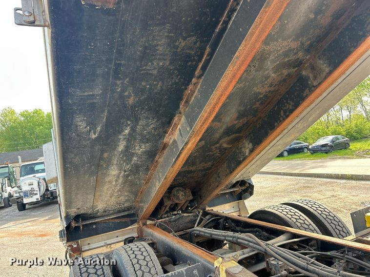 image for item EK2972 2010 International 7400 SFA dump truck