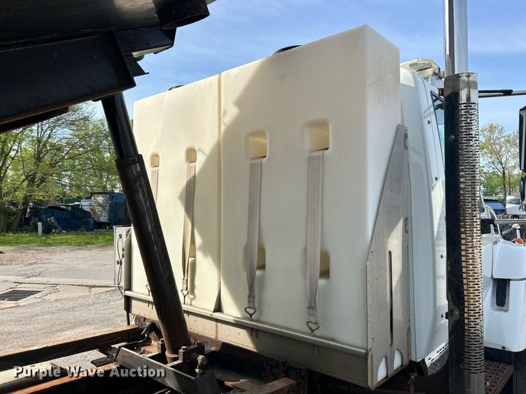 image for item EK2972 2010 International 7400 SFA dump truck