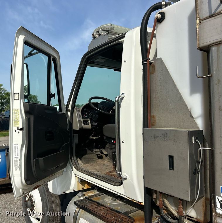 image for item EK2972 2010 International 7400 SFA dump truck