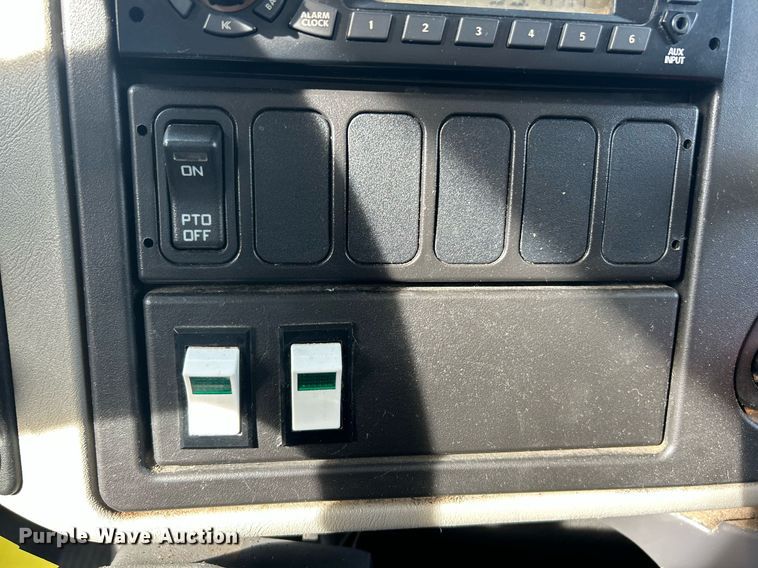 image for item EK2972 2010 International 7400 SFA dump truck