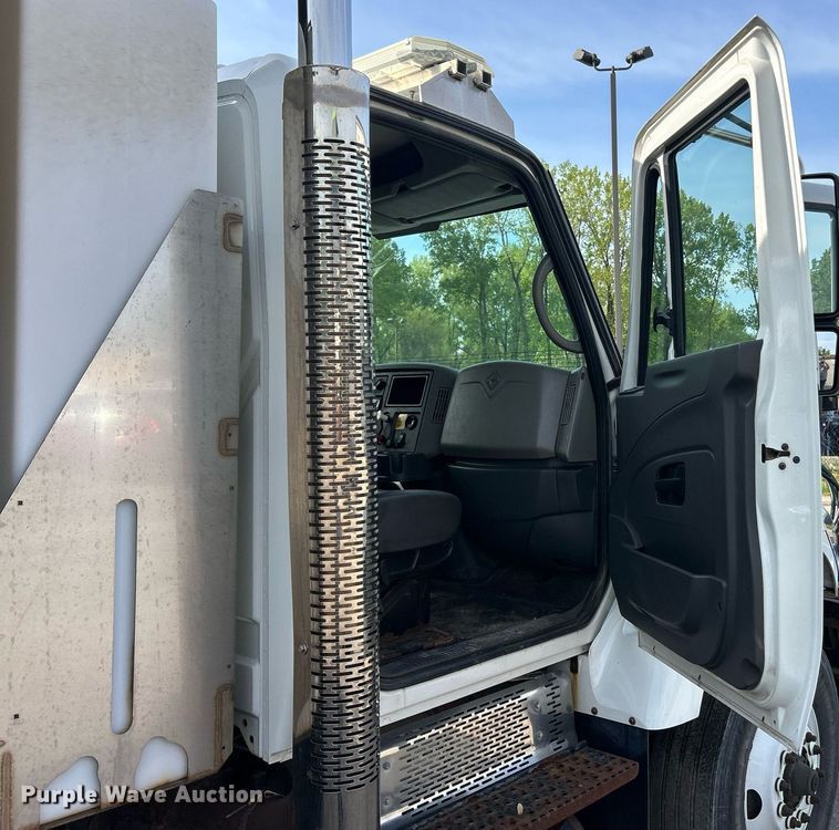 image for item EK2972 2010 International 7400 SFA dump truck