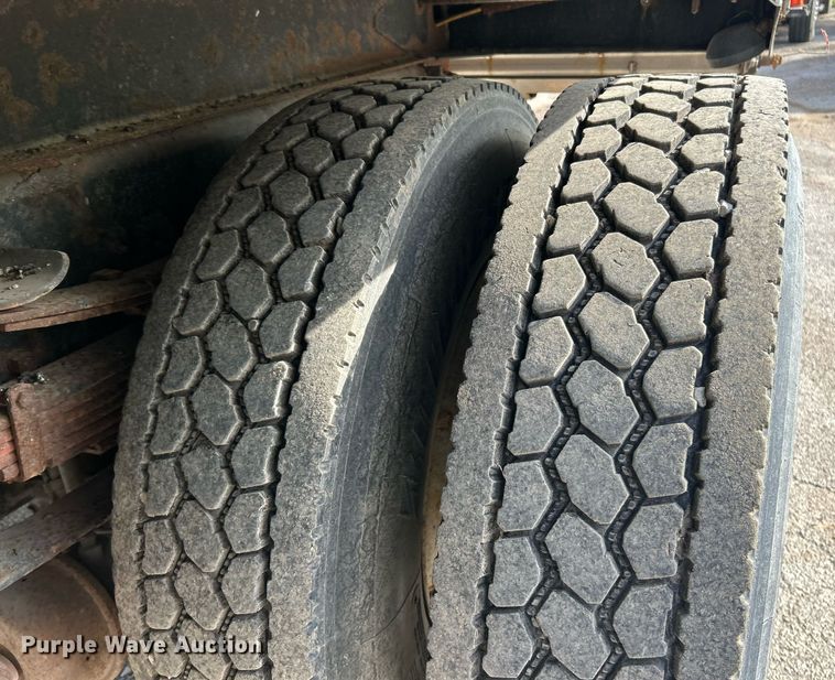 image for item EK2972 2010 International 7400 SFA dump truck