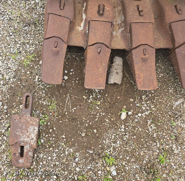 image for item EK5180 (3) Backhoe buckets