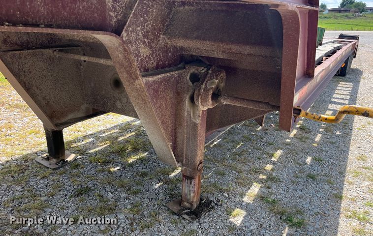 image for item EK8954 1991 Trail King drop deck equipment trailer