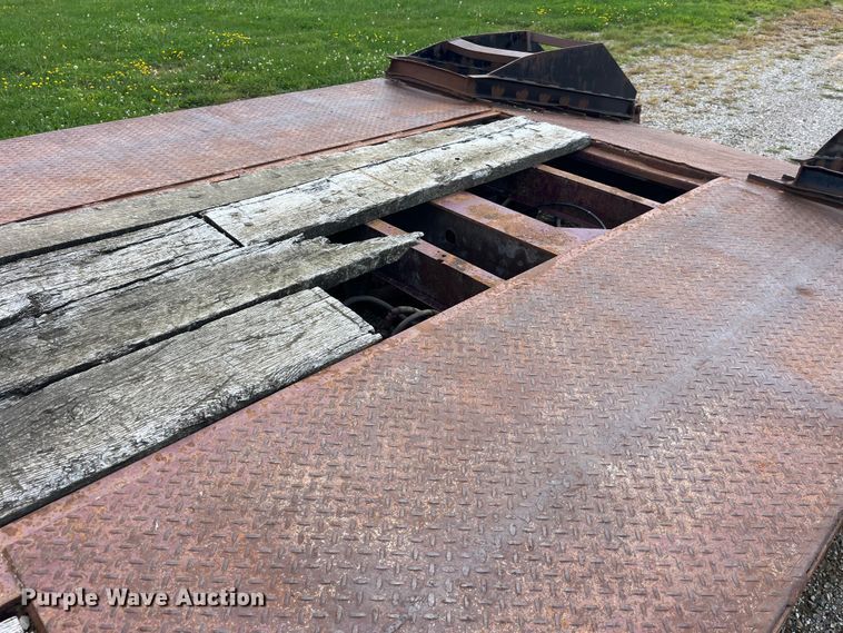 image for item EK8954 1991 Trail King drop deck equipment trailer