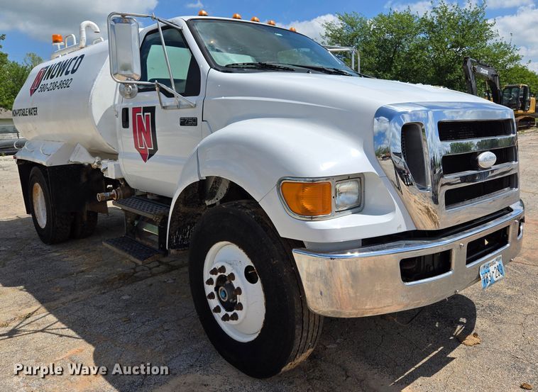 image for item EL2015 2008 Ford F750 Super Duty water truck