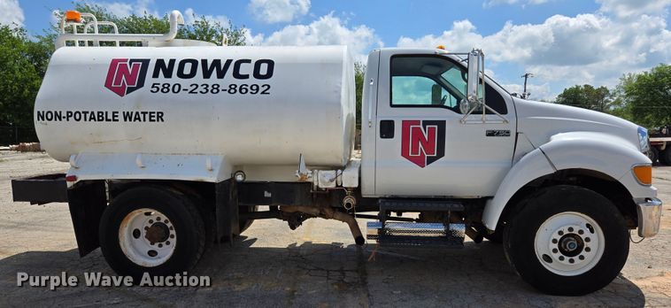 image for item EL2015 2008 Ford F750 Super Duty water truck