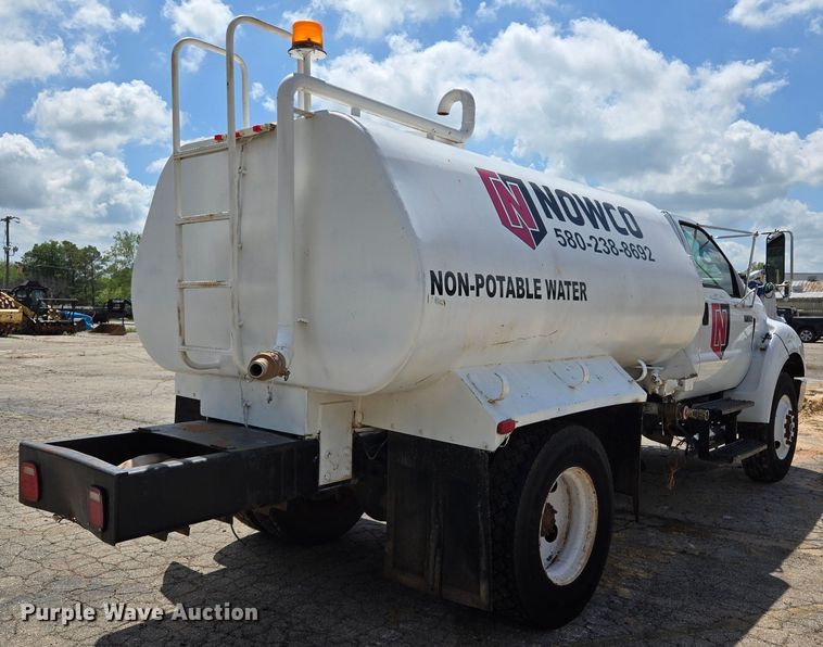 image for item EL2015 2008 Ford F750 Super Duty water truck