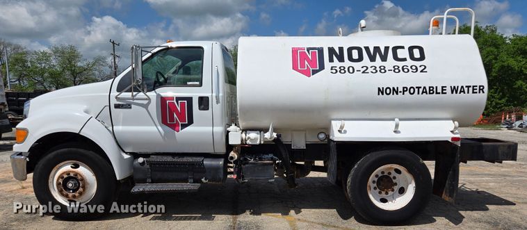 image for item EL2015 2008 Ford F750 Super Duty water truck
