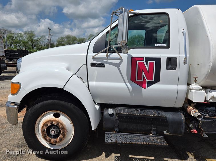image for item EL2015 2008 Ford F750 Super Duty water truck
