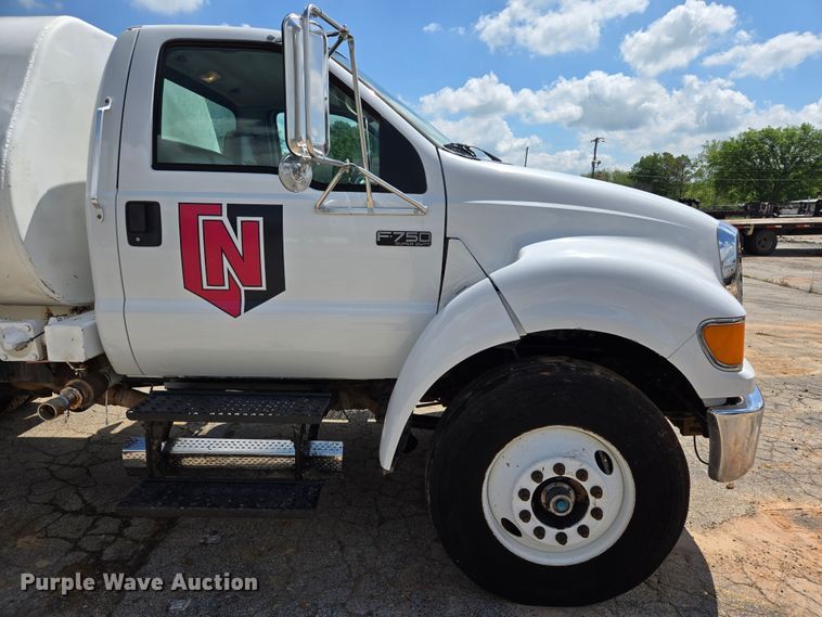 image for item EL2015 2008 Ford F750 Super Duty water truck