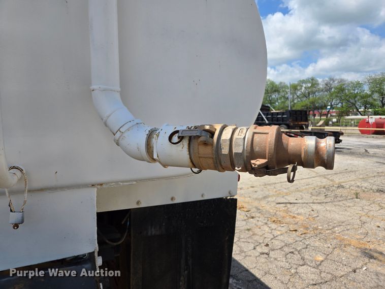 image for item EL2015 2008 Ford F750 Super Duty water truck