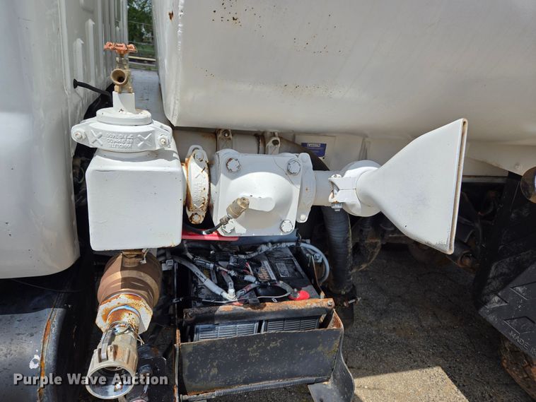 image for item EL2015 2008 Ford F750 Super Duty water truck