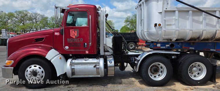image for item EL2016 2012 Peterbilt 386 semi truck