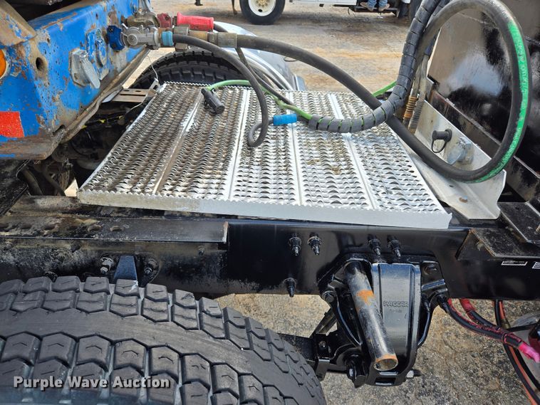 image for item EL2016 2012 Peterbilt 386 semi truck