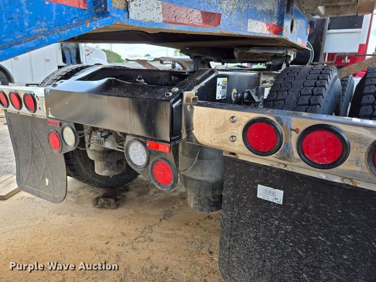 image for item EL2016 2012 Peterbilt 386 semi truck