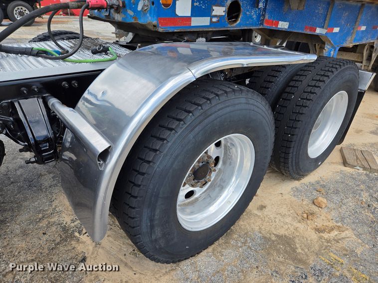 image for item EL2016 2012 Peterbilt 386 semi truck