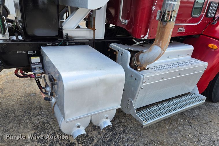 image for item EL2016 2012 Peterbilt 386 semi truck