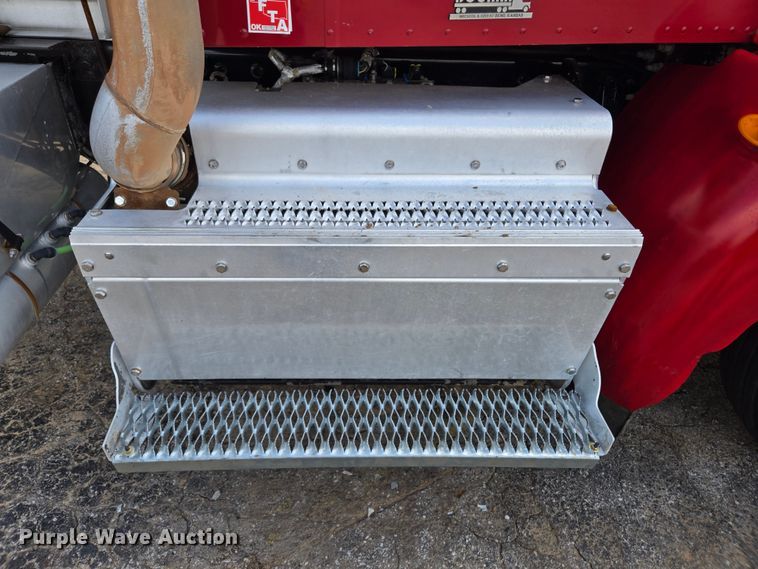 image for item EL2016 2012 Peterbilt 386 semi truck