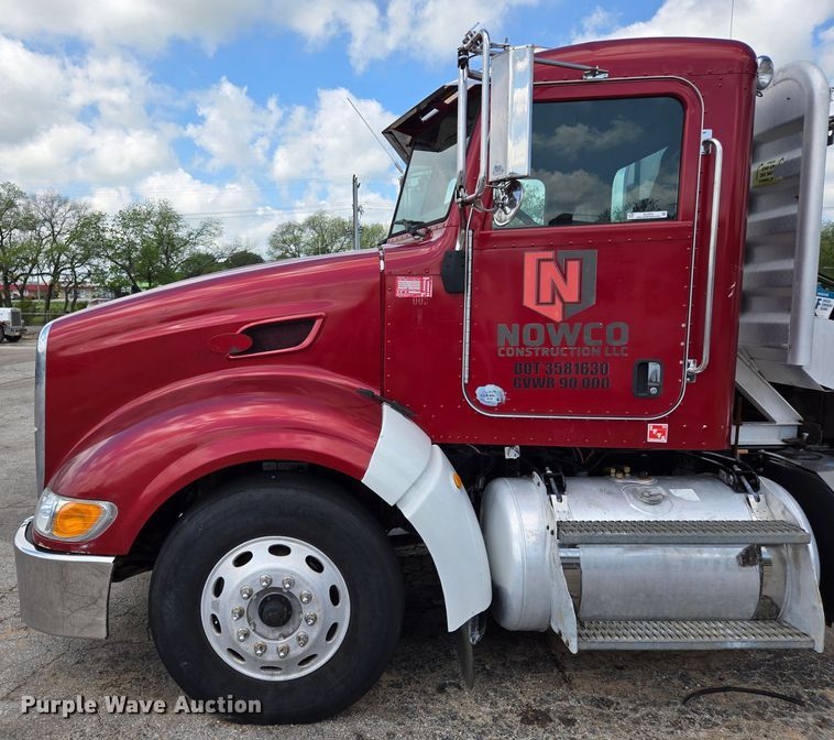 image for item EL2016 2012 Peterbilt 386 semi truck