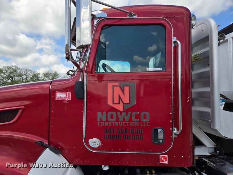 image for item EL2016 2012 Peterbilt 386 semi truck