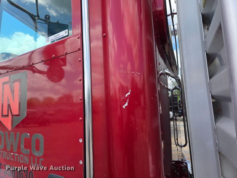 image for item EL2016 2012 Peterbilt 386 semi truck