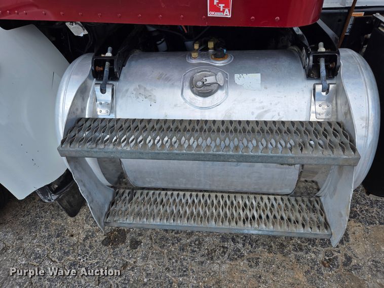 image for item EL2016 2012 Peterbilt 386 semi truck