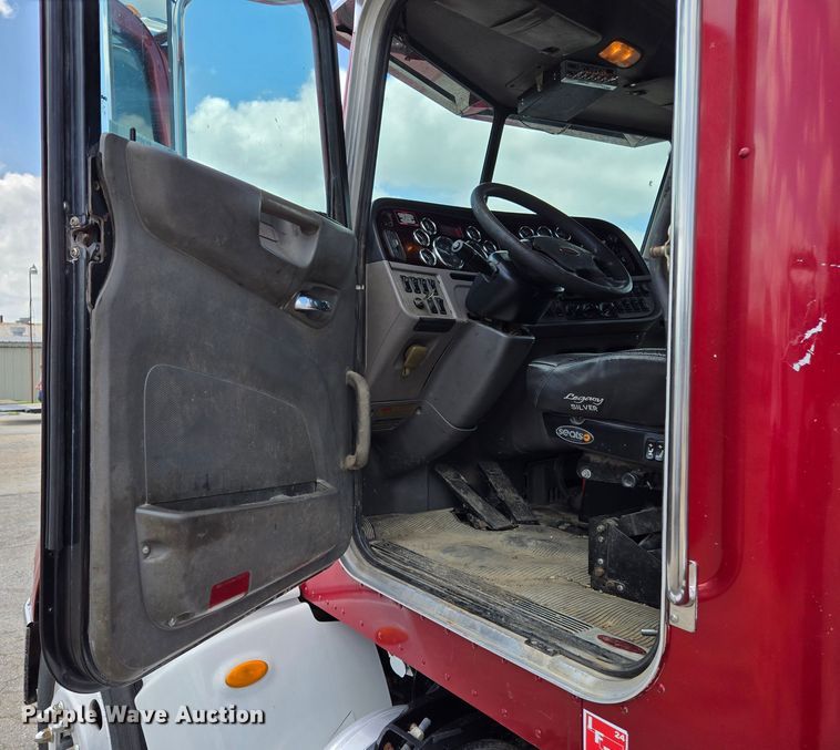 image for item EL2016 2012 Peterbilt 386 semi truck