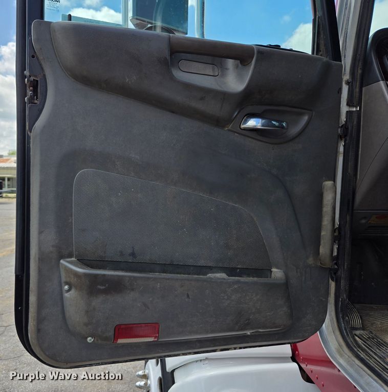 image for item EL2016 2012 Peterbilt 386 semi truck