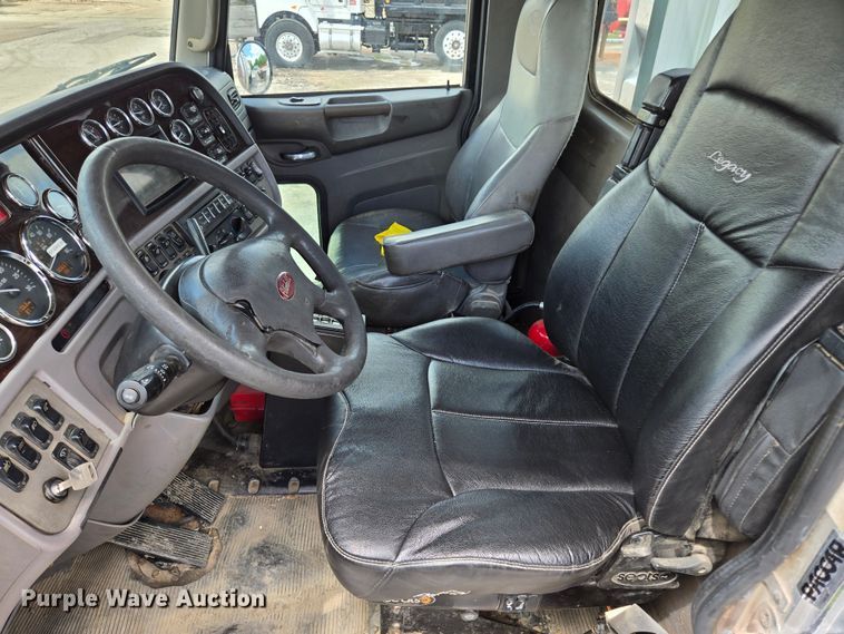 image for item EL2016 2012 Peterbilt 386 semi truck