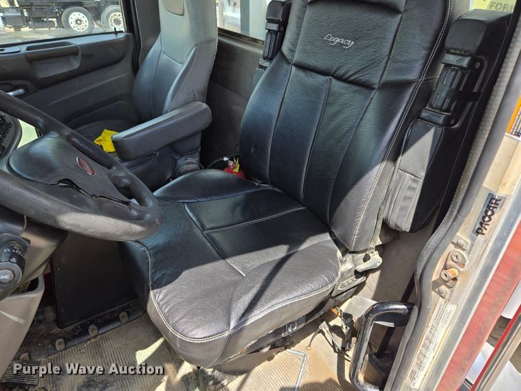 image for item EL2016 2012 Peterbilt 386 semi truck